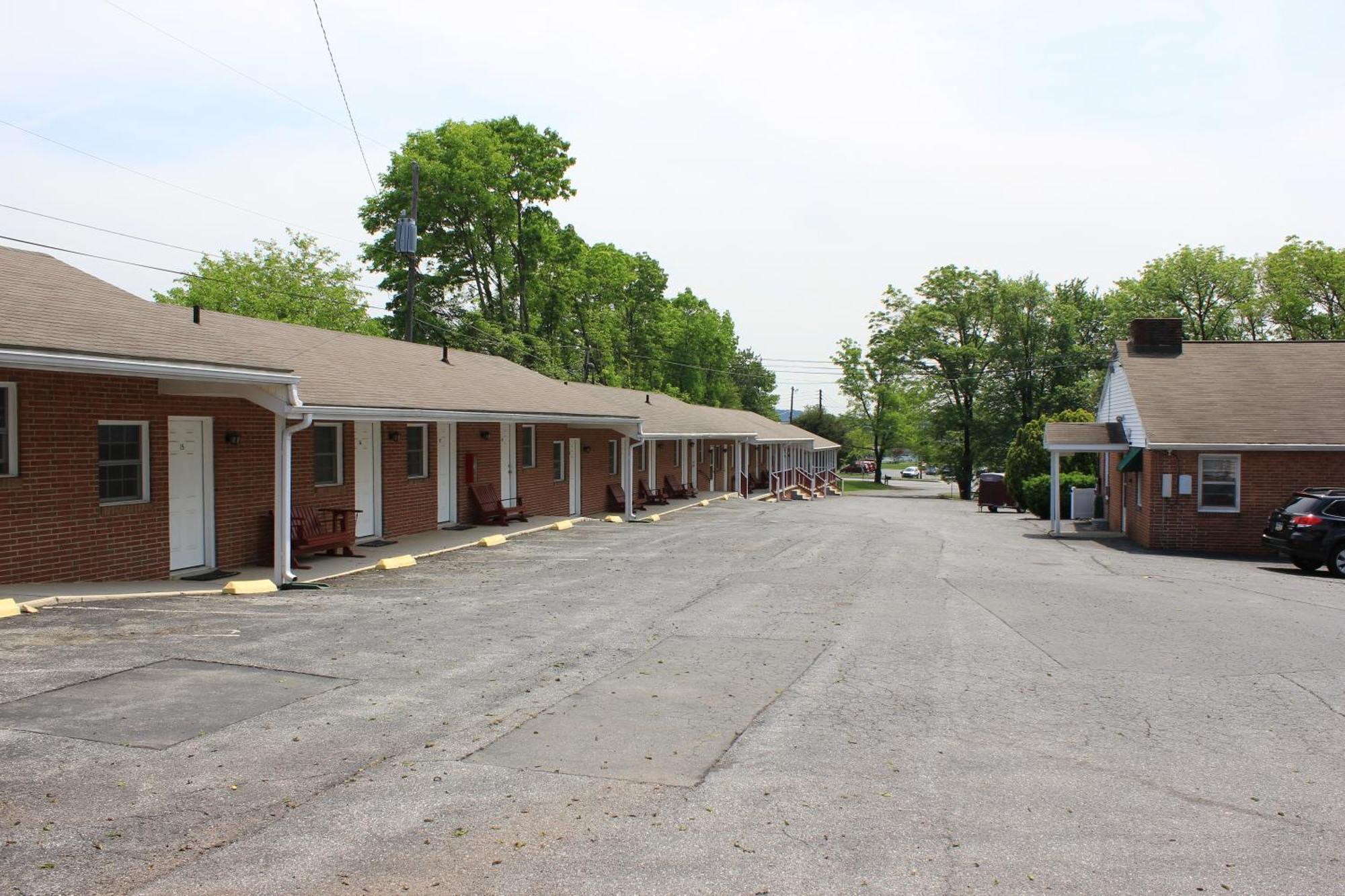 Penn Amish Motel Denver Exteriör bild